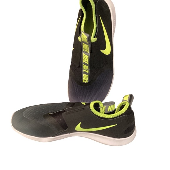 Nike Kids 5Y Slip On Training Shoes Black Volt Like New - Picture 4 of 5